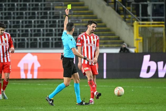 Football, men, season 2022 2023, Europa League Round of 16, second leg , Royale Union Saint Gilloise 1 FC Union Berlin at Lotto Park Brussels, v l Referee Jose Maria Sanchez shows Rani Khedira 1 FC Union Berlin the yellow card , 16 03 2023, Copyright: xMatthiasxKochx