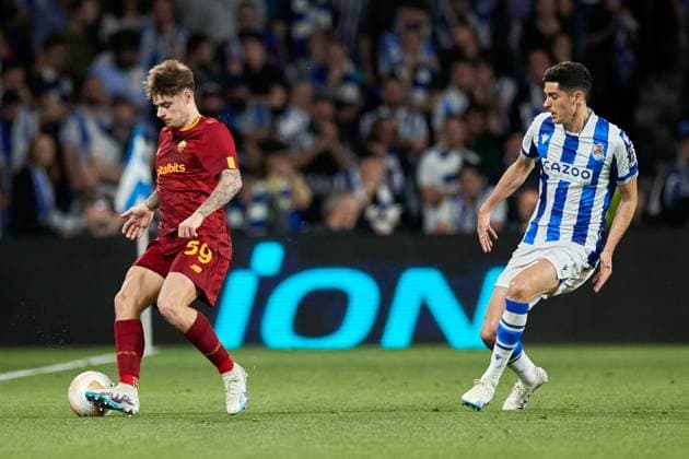 March 16, 2023, SAN SEBASTIAN, GUIPUZCOA, SPAIN: Nicola Zalewski of AS Roma competes for the ball with Carlos Fernandez of Real Sociedad during the UEFA Europa League round of 16 leg two match between Real Sociedad and AS Roma at Reale Area on March 16, 2023, in San Sebastian, Spain. SAN SEBASTIAN SPAIN - ZUMAa181 20230316_zaa_a181_086 Copyright: xRicardoxLarreinax