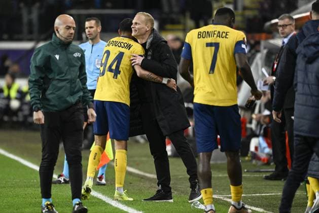 Union s Loic Lapoussin and Union s head coach Karel Geraerts celebrate after scoring during a soccer game between Belgian Royale Union Saint-Gilloise and German Union Berlin, Thursday 16 March 2023 in Anderlecht, Brussels, the return leg of the round of 16 of the UEFA Europa League competition, after a 3-3 draw result at the first leg. LAURIExDIEFFEMBACQ  x63153766x