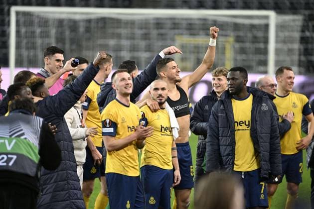 ANDERLECHT, BELGIUM - MARCH 16 : Teuma Teddy midfielder of Union St-Gilloise and players of USG celebrate the victory during the UEFA Europa League round of 16, 2nd leg between Royal Union Saint-Gilloise and FC Union Berlin on March 16, 2023 in Anderlecht, Belgium, 16 03 2023 ( Royal Union Saint-Gilloise v Union Berlin - UEFA Europa League PhotoNews Panoramic 
