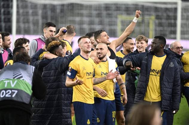 ANDERLECHT, BELGIUM - MARCH 16 : players of USG celebrate the victory during the UEFA Europa League round of 16, 2nd leg between Royal Union Saint-Gilloise and FC Union Berlin on March 16, 2023 in Anderlecht, Belgium, 16 03 2023 ( Royal Union Saint-Gilloise v Union Berlin - UEFA Europa League PhotoNews Panoramic 