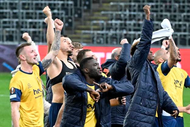ANDERLECHT, BELGIUM - MARCH 16 : Teuma Teddy midfielder of Union St-Gilloise and players of USG celebrate the victory during the UEFA Europa League round of 16, 2nd leg between Royal Union Saint-Gilloise and FC Union Berlin on March 16, 2023 in Anderlecht, Belgium, 16 03 2023 ( Royal Union Saint-Gilloise v Union Berlin - UEFA Europa League PhotoNews Panoramic 
