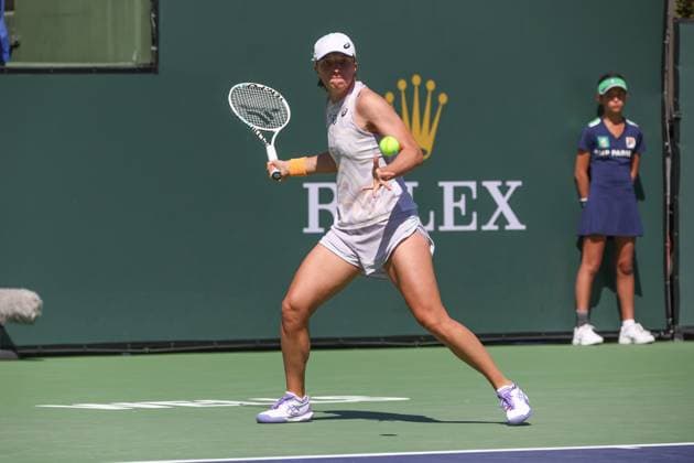 INDIAN WELLS, CA - MARCH 16: Iga Swiatek (POL) hits a forehand during the BNP Paribas Open on March 16, 2023 at the Indian Wells Tennis Garden in Indian Wells, CA. (Photo by George Walker Icon Sportswire) TENNIS: MAR 16 BNP Paribas Open Icon230316049