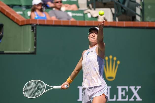 INDIAN WELLS, CA - MARCH 16: Iga Swiatek (POL) serves during the BNP Paribas Open on March 16, 2023 at the Indian Wells Tennis Garden in Indian Wells, CA. (Photo by George Walker Icon Sportswire) TENNIS: MAR 16 BNP Paribas Open Icon230316054