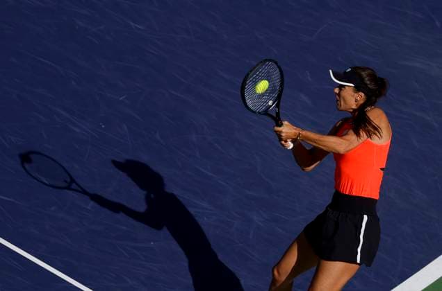 March 16, 2023 Sorana Cirstea of Romania returns a shot against Iga Swiatek of Poland during the 2023 BNP Paribas Open at Indian Wells Tennis Garden in Indian Wells, California. Mandatory Photo Credit: CSM Indian Wells United States of America - ZUMAc04_ 20230316_zaf_c04_029 Copyright: xCharlesxBausx