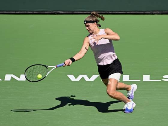 INDIAN WELLS, CA - MARCH 16: Karolina Muchova of the Czech Republic hits a return shot during a quarterfinals match at the BNP Paribas Open tennis tournament played on March 16, 2023 at the Indian Wells Tennis Garden in Indian Wells, CA. (Photo by John Cordes Icon Sportswire) TENNIS: MAR 16 BNP Paribas Open Icon506230316001