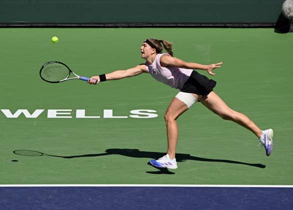 INDIAN WELLS, CA - MARCH 16: Karolina Muchova of the Czech Republic stretches to return the ball during a quarterfinals match at the BNP Paribas Open tennis tournament played on March 16, 2023 at the Indian Wells Tennis Garden in Indian Wells, CA. (Photo by John Cordes Icon Sportswire) TENNIS: MAR 16 BNP Paribas Open Icon506230316014