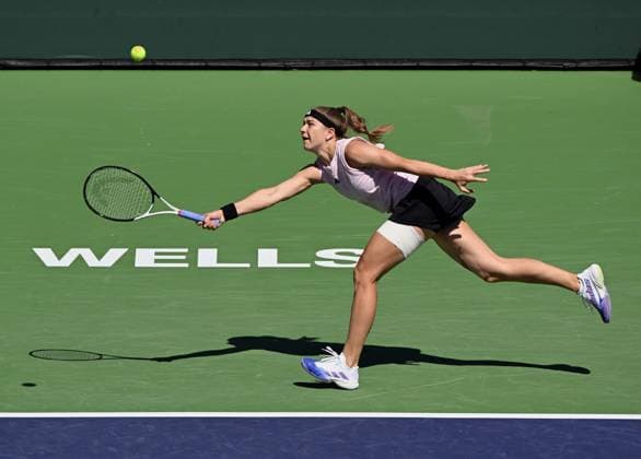 INDIAN WELLS, CA - MARCH 16: Karolina Muchova of the Czech Republic stretches to return the ball during a quarterfinals match at the BNP Paribas Open tennis tournament played on March 16, 2023 at the Indian Wells Tennis Garden in Indian Wells, CA. (Photo by John Cordes Icon Sportswire) TENNIS: MAR 16 BNP Paribas Open Icon506230316015