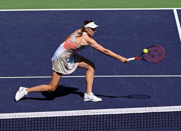 INDIAN WELLS, CA - MARCH 16: Elena Rybakina of Kazakhstan returns the ball during a quarterfinals match at the BNP Paribas Open tennis tournament played on March 16, 2023 at the Indian Wells Tennis Garden in Indian Wells, CA. (Photo by John Cordes Icon Sportswire) TENNIS: MAR 16 BNP Paribas Open Icon506230316020