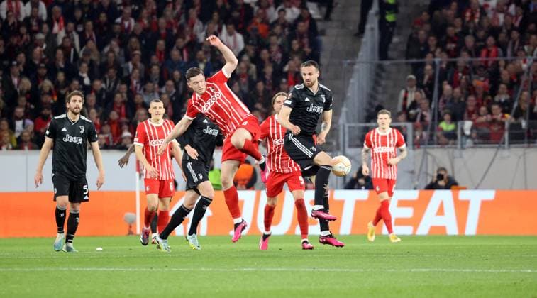 16 03 23 SC Freiburg Juventus Turin Germany, Freiburg, 16 03 2023, Football, Europa League, Round of 16, SC Freiburg Juventus Turin v l Michael Gregoritsch SC Freiburg , Manuel Locatelli Juventus Turin