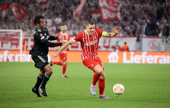 16 03 23 SC Freiburg Juventus Turin Germany, Freiburg, 16 03 2023, Football, Europa League, Round of 16, SC Freiburg Juventus Turin v l Juan Cuadrado Juventus Turin , Christian Günter SC Freiburg
