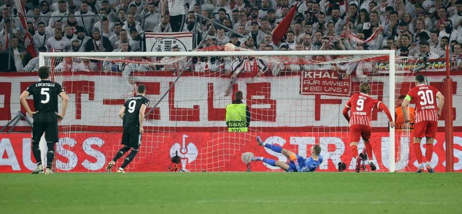 16 03 23 SC Freiburg Juventus Turin Germany, Freiburg, 16 03 2023, football, Europa League, round of 16, SC Freiburg Juventus Turin v l Dusan Vlahovic Juventus Turin , Mark Flekken SC Freiburg penalty goal 0 1 Vlahovic