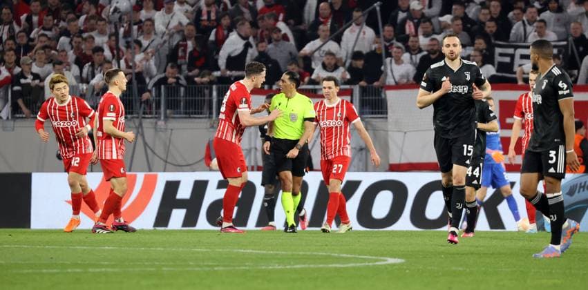 16 03 23 SC Freiburg Juventus Turin Germany, Freiburg, 16 03 2023, Football, Europa League, Round of 16, SC Freiburg Juventus Turin v l Michael Gregoritsch SC Freiburg , Serdar Gözübüyük referee