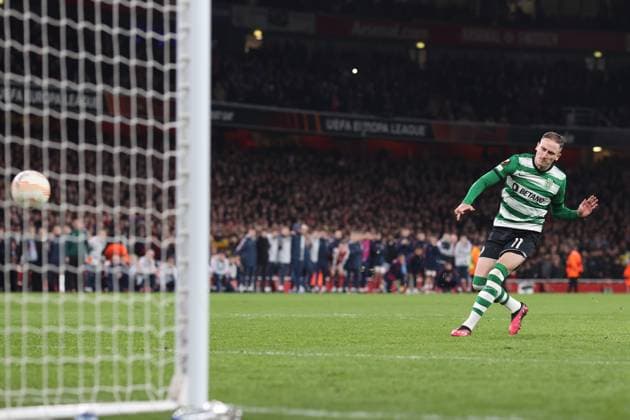 Arsenal gegen Sporting 16. März 2023, London UEFA EUROPA League Fußball Achtelfinale, 2. Spiel Arsenal gegen Sporting Clube de Portugal Nuno Santos von Sporting CP verschießt einen Elfmeter im Elfmeterschießen Foto Charlotte Wilson Abseits London UK  Copyright: xCharlottexWilsonx xOffsidexOffside