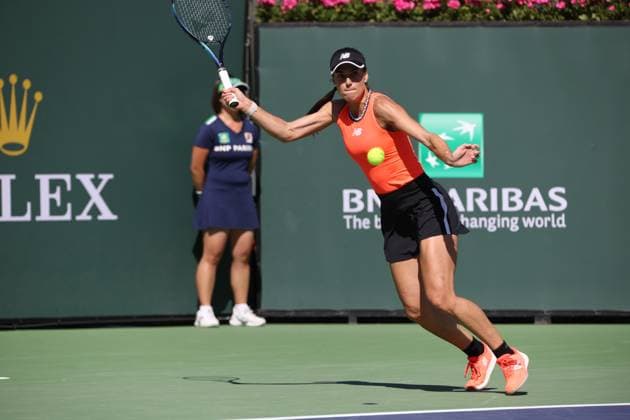 INDIAN WELLS, CA - MARCH 16: Sorana Cirstea (ROU) hits a forehand during the BNP Paribas Open on March 16, 2023 at the Indian Wells Tennis Garden in Indian Wells, CA. (Photo by George Walker Icon Sportswire) TENNIS: MAR 16 BNP Paribas Open Icon230316066