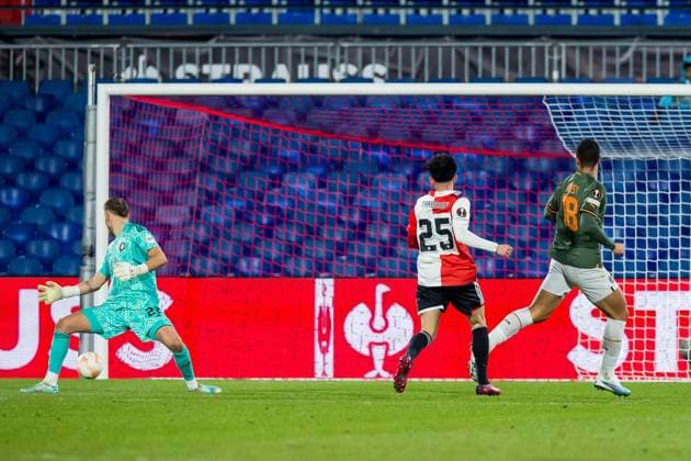 ROTTERDAM - (r) Kevin Kelsy of Shakhtar Donetsk scores the 7-1, (l) Feyenoord goalkeeper Timon Wellenreuther during the UEFA Europa league round of 16 game between Feyenoord and Shakhtar Donetsk at Feyenoord Stadion de Kuip on March 16, 2023 in Rotterdam, Netherlands. AP Dutch Height COR LASKER Feyenoord v Shakhtar Donetsk: Round of 16 Leg Two - UEFA Europa League 2022 2023 xVIxANPxSportx xCorxLaskerxIVx 465163258 originalFilename: 465163258.jpg