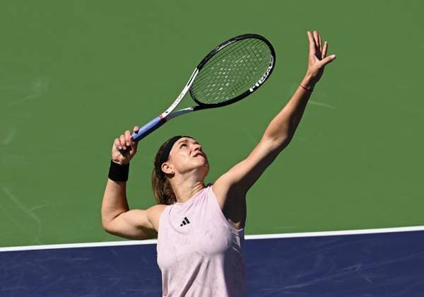 INDIAN WELLS, CA - MARCH 16: Karolina Muchova of the Czech Republic serving during a quarterfinals match at the BNP Paribas Open tennis tournament played on March 16, 2023 at the Indian Wells Tennis Garden in Indian Wells, CA. (Photo by John Cordes Icon Sportswire) TENNIS: MAR 16 BNP Paribas Open Icon506230316047