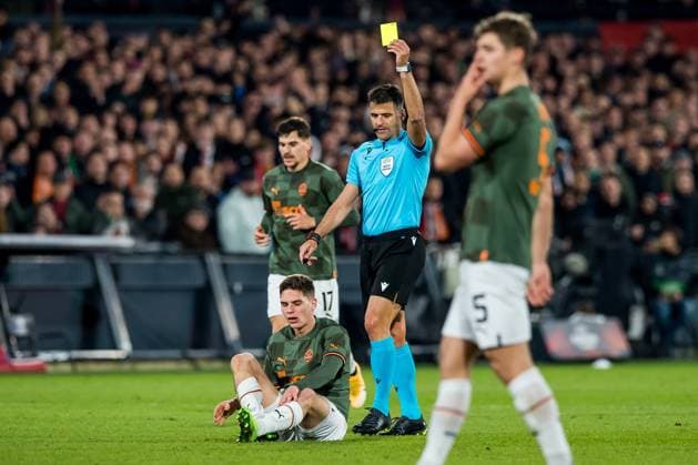 ROTTERDAM - (r) referee Jesus Gil Manzano gives a yellow card to (l) Georgly Sundakov or Shakhtar Donetsk during the UEFA Europa league round of 16 match between Feyenoord and Shakhtar Donetsk at Feyenoord Stadion de Kuip on March 16, 2023 in Rotterdam, Netherlands. AP Dutch Height COR LASKER Feyenoord v Shakhtar Donetsk: Round of 16 Leg Two - UEFA Europa League 2022 2023 xVIxANPxSportx xCorxLaskerxIVx 465164282 originalFilename: 465164282.jpg