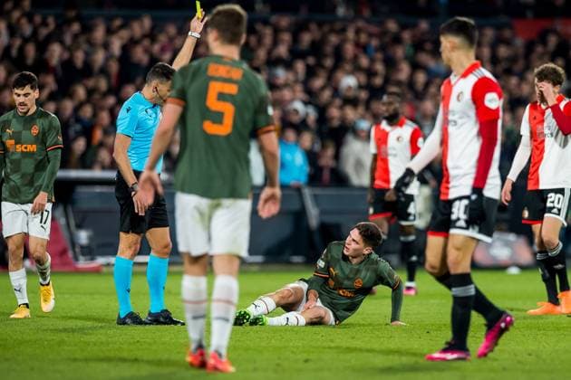 ROTTERDAM - (l) Referee Jesus Gil Manzano gives a yellow card to (r) Georgly Sundakov or Shakhtar Donetsk during the UEFA Europa league round of 16 match between Feyenoord and Shakhtar Donetsk at Feyenoord Stadion de Kuip on March 16, 2023 in Rotterdam, Netherlands. AP Dutch Height COR LASKER Feyenoord v Shakhtar Donetsk: Round of 16 Leg Two - UEFA Europa League 2022 2023 xVIxANPxSportx xCorxLaskerxIVx 465164288 originalFilename: 465164288.jpg