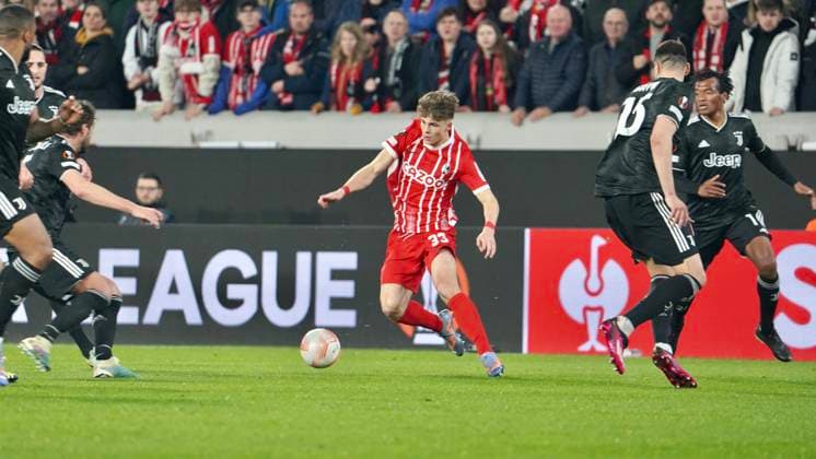 16 03 2023 Freiburg im Breisgau, Baden Württemberg, Germany, Europe Noah Weisshaupt SC Freiburg 33 surrounded by Juve players like Federico Gatti Juventus Turin 15 Juan Cuadrado Juventus Turin 11 Football UEFA Europa League 2022 2023 Round of 16 second leg SC Freiburg Juventus Turin, at Europa Park Stadium