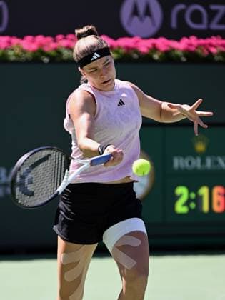 INDIAN WELLS, CA - MARCH 16: Karolina Muchova of the Czech Republic returns the ball during a quarterfinals match at the BNP Paribas Open tennis tournament played on March 16, 2023 at the Indian Wells Tennis Garden in Indian Wells, CA. (Photo by John Cordes Icon Sportswire) TENNIS: MAR 16 BNP Paribas Open Icon506230316057