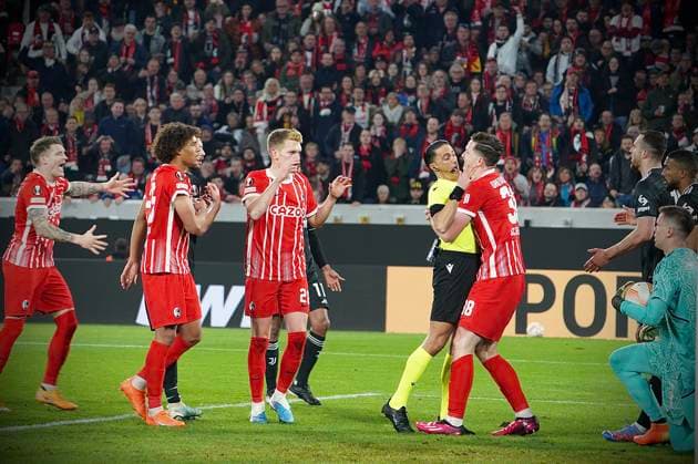 16 03 2023 Freiburg im Breisgau, Baden Württemberg, Germany, Europe Moment of shock Michael Gregoritsch SC Freiburg 38 grabs, grabs, hugs referee Serdar Gözübüyük Netherlands teammates look puzzled, confused, irritated vl Manuel Locatelli Juventus Turin 5 Kiliann Sildillia SC Freiburg 25 Matthias Ginter SC Freiburg 28 vr goalkeeper Wojciech Szczesny Juventus Turin 1 Gleison Bremer Silva Nascimento Juventus Turin 3 Football UEFA Europa League 2022 2023 Round of 16 second leg SC Freiburg Juventus Turin, at Europa Park Stadium