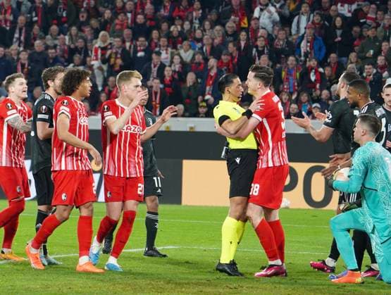 16 03 2023 Freiburg im Breisgau, Baden Württemberg, Germany, Europe Moment of shock Michael Gregoritsch SC Freiburg 38 grabs, grabs, hugs referee Serdar Gözübüyük Netherlands teammates look puzzled, confused, irritated vl Manuel Locatelli Juventus Turin 5 Kiliann Sildillia SC Freiburg 25 Matthias Ginter SC Freiburg 28 vr goalkeeper Wojciech Szczesny Juventus Turin 1 Gleison Bremer Silva Nascimento Juventus Turin 3 Football UEFA Europa League 2022 2023 Round of 16 second leg SC Freiburg Juventus Turin, at Europa Park Stadium