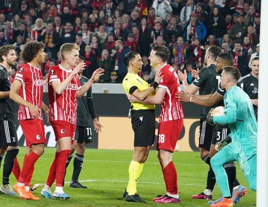 16 03 2023 Freiburg im Breisgau, Baden Württemberg, Germany, Europe Moment of shock Michael Gregoritsch SC Freiburg 38 grabs, grabs, hugs referee Serdar Gözübüyük Netherlands teammates look puzzled, confused, irritated vl Manuel Locatelli Juventus Turin 5 Kiliann Sildillia SC Freiburg 25 Matthias Ginter SC Freiburg 28 vr goalkeeper Wojciech Szczesny Juventus Turin 1 Gleison Bremer Silva Nascimento Juventus Turin 3 Football UEFA Europa League 2022 2023 Round of 16 second leg SC Freiburg Juventus Turin, at Europa Park Stadium