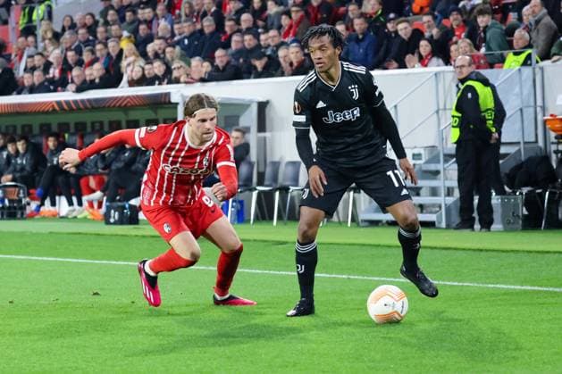 Freiburg, Germany 16 March 2023 Europa League 2022 2023 1 8 Final SC Freiburg vs Juventus Turin In picture from left in duel Lucas Höler Hoeler SC Freiburg and Juan Cuadrado Juventus Turin Europa Park Stadium Baden Württemberg Copyright: xFotostandx xHettichx
