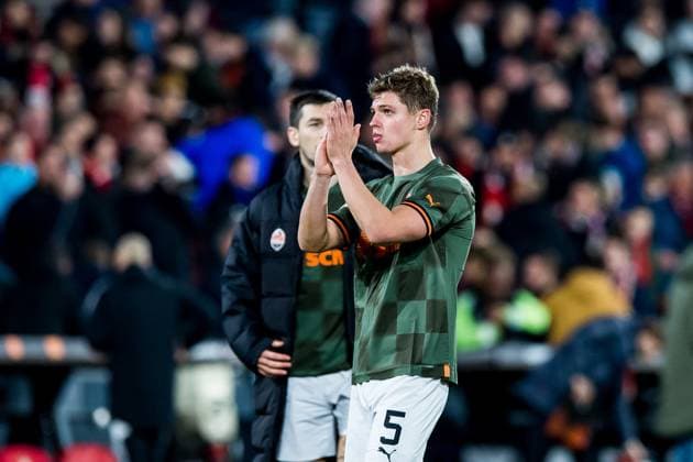 ROTTERDAM - Valery Bondar of Shakhtar Donetsk thanks Feyenoord supporters during the UEFA Europa league round of 16 match between Feyenoord and Shakhtar Donetsk at Feyenoord Stadion de Kuip on March 16, 2023 in Rotterdam, Netherlands. AP Dutch Height COR LASKER Feyenoord v Shakhtar Donetsk: Round of 16 Leg Two - UEFA Europa League 2022 2023 xVIxANPxSportx xCorxLaskerxIVx 465181089 originalFilename: 465181089.jpg
