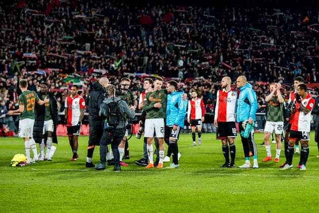 ROTTERDAM - players of Feyenoord comfort the Shakhtar Donetsk players after the lost match (m) Mykola Matviienko of Shakhtar Donetsk, Orkun Kokcu of Feyenoord during the UEFA Europa league round of 16 match between Feyenoord and Shakhtar Donetsk at Feyenoord Stadion de Kuip on March 16, 2023 in Rotterdam, Netherlands. AP Dutch Height COR LASKER Feyenoord v Shakhtar Donetsk: Round of 16 Leg Two - UEFA Europa League 2022 2023 xVIxANPxSportx xCorxLaskerxIVx 465181719 originalFilename: 465181719.jpg