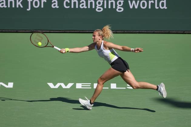INDIAN WELLS, CA - MARCH 17: Katerina Siniakova (CZE) stretches for a forehand during the BNP Paribas Open on March 17, 2023 at the Indian Wells Tennis Garden in Indian Wells, CA. (Photo by George Walker Icon Sportswire) TENNIS: MAR 17 BNP Paribas Open Icon230317013