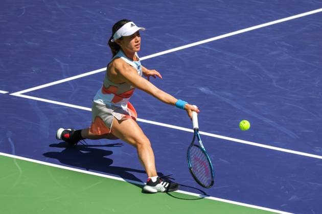INDIAN WELLS, CA - MARCH 17: Miyu Kato (JPN) hits a forehand during the BNP Paribas Open on March 17, 2023 at the Indian Wells Tennis Garden in Indian Wells, CA. (Photo by George Walker Icon Sportswire) TENNIS: MAR 17 BNP Paribas Open Icon230317058