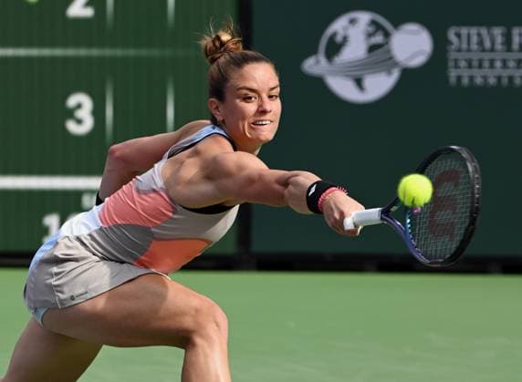 INDIAN WELLS, CA - MARCH 17: Maria Sakkari of Greece dives to return the ball during a semifinal round match at the BNP Paribas Open tennis tournament played on March 17, 2023 at the Indian Wells Tennis Garden in Indian Wells, CA. (Photo by John Cordes Icon Sportswire) TENNIS: MAR 17 BNP Paribas Open Icon506230317064