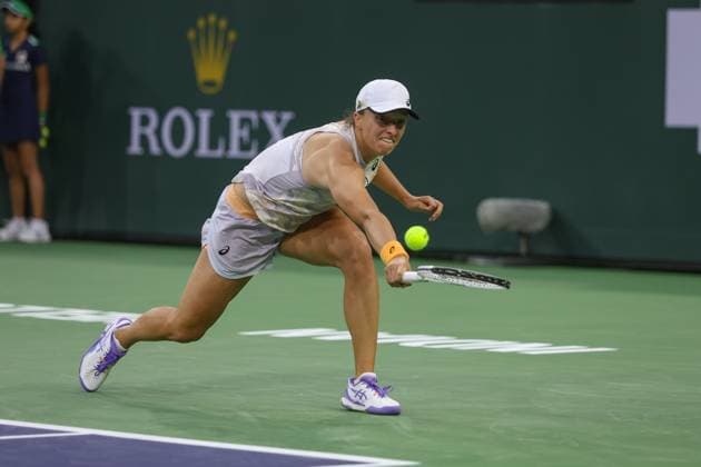 INDIAN WELLS, CA - MARCH 17: Iga Swiatek (POL) hits a backhand during the BNP Paribas Open on March 17, 2023 at the Indian Wells Tennis Garden in Indian Wells, CA. (Photo by George Walker Icon Sportswire) TENNIS: MAR 17 BNP Paribas Open Icon230317147
