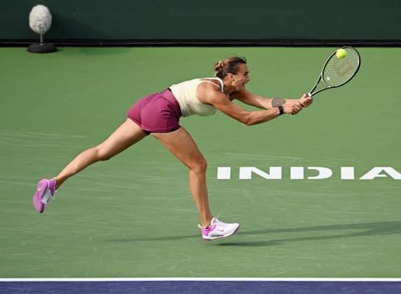 INDIAN WELLS, CA - MARCH 17: Aryna Sabalenka dives to return the ball during a semifinal round match at the BNP Paribas Open tennis tournament played on March 17, 2023 at the Indian Wells Tennis Garden in Indian Wells, CA. (Photo by John Cordes Icon Sportswire) TENNIS: MAR 17 BNP Paribas Open Icon506230317089