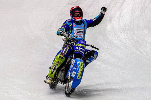 Bilder des Jahres 2023, Sport 03 März Sport Themen der Woche KW11 The Race of Legends - Gunther Bauer Farewell Meeting Gunther Bauer waves to the crowd in his final competitive heat during the Race of Legends at the Max-Aicher-Arena, Inzell on Friday 17th March 2023. Inzell Germany  Copyright: xMIxNewsx originalFilename:fletcher-theraceo230317_npayq.jpg