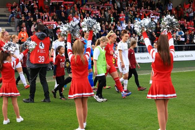 Flyeralarm Womens Bundesliga 2022 2023, 1 FC Cologne FC Bayern Munich run-in with the cheerleaders of 1 FC Cologne Mandy Islacker FC, 8 , Lina Magull FCB, 16 Cologne Franz Kremer Stadium, lawn North Rhine Westphalia Germany
