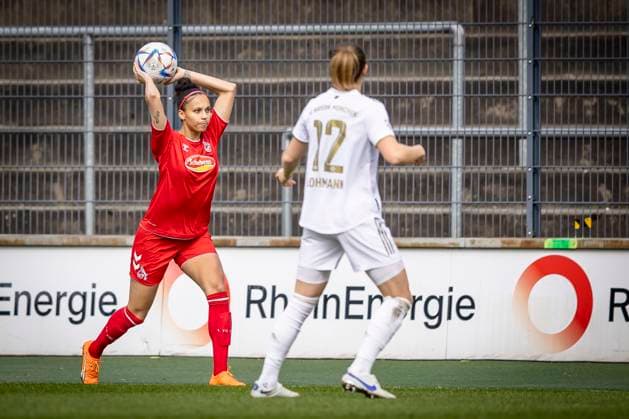 1 Women Bundesliga 1 FC Koeln vs FC Bayern Muenchen, 18 03 2023 Genessee Puntigam 13, 1 FC Koeln taking a throw-in, in front Sydney Lohmann FC Bayern Muenchen, 12 during the match 1 FC Koeln vs FC Bayern Muenchen on matchday 15 of the Women Soccer Bundesliga on 18 03 2023 at Franz Kremer Stadion in Koeln North Rhine Westphalia DFL REGULATES PROHIBIT ANY USE OF PHOTOGRAPHS AS IMAGE SEQUENCES AND OR QUASI VIDEO Copyright: xBEAUTIFULxSPORTS AxelxKohringx