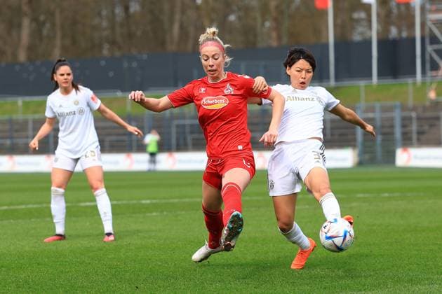 Flyeralarm Frauen Bundesliga 2022 2023, 1 FC Köln FC Bayern München Sharon Beck FC, 10 in duel with Saki Kumagai FCB, 3 Köln Franz Kremer Stadion, lawn Nordrhein Westfalen Germany