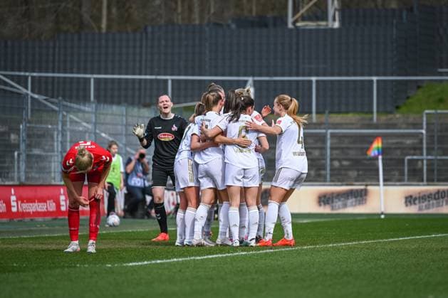 18 03 2023, GER, Soccer, FLYERALARM Womens Bundesliga 2022 2023, 1 FC Köln FC Bayern München Bayern players cheer first goal Köln Franz Kremer Stadion Nordrhein Westfalen Germany