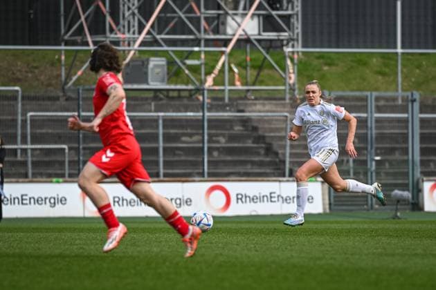 18 03 2023, GER, Football, FLYERALARM Womens Bundesliga 2022 2023, 1 FC Cologne FC Bayern Munich Georgia Stanway left, Bayern Munich launches an attack Cologne Franz Kremer Stadium North Rhine Westphalia Germany.