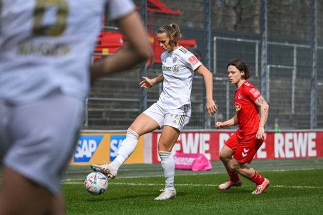 18 03 2023, GER, Football, FLYERALARM Womens Bundesliga 2022 2023, 1 FC Cologne FC Bayern Munich Klara Bühl white jersey, Bayern Munich stops the ball Cologne Franz Kremer Stadium North Rhine Westphalia Germany