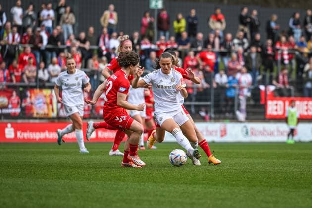 18 03 2023, GER, Football, FLYERALARM Womens Bundesliga 2022 2023, 1 FC Cologne FC Bayern Munich Klara Bühl white jersey, Bayern Munich dribbles Cologne Franz Kremer Stadium North Rhine Westphalia Germany