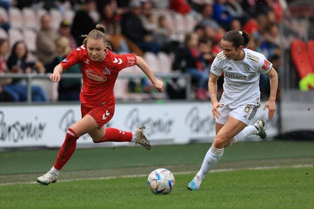 Flyeralarm Frauen Bundesliga 2022 2023, 1 FC Köln FC Bayern München Weronika Zawistoska FC, 24 in duel with Tuva Hansen FCB, 6 Köln Franz Kremer Stadion, lawn North Rhine Westphalia Germany