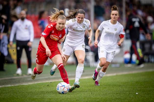 1 Women Bundesliga 1 FC Koeln vs FC Bayern Muenchen, 18 03 2023 Georgia Stanway FC Bayern Muenchen, 31 and Weronika Zaistowska 24, 1 FC Koeln in duel during the match 1 FC Koeln vs FC Bayern Muenchen on matchday 15 of the Women Football Bundesliga on 18 03 2023 at Franz Kremer Stadion in Koeln North Rhine Westphalia DFL REGULATES PROHIBIT ANY USE OF PHOTOGRAPHS AS IMAGE SEQUENCES AND OR QUASI VIDEO Copyright: xBEAUTIFULxSPORTS AxelxKohringx