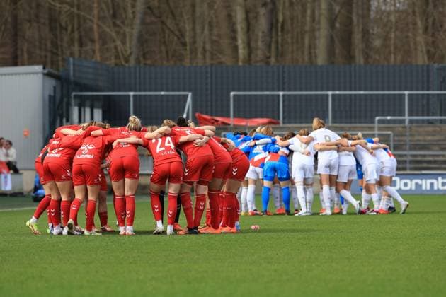 Flyeralarm Womens Bundesliga 2022 2023, 1 FC Cologne FC Bayern Munich team circle before the match FC Bayern Munich, 1 FC Cologne Franz Kremer Stadium, lawn North Rhine Westphalia Germany
