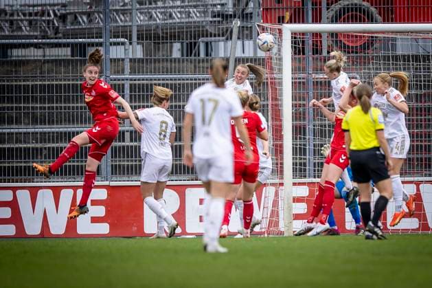 1 Frauen Bundesliga 1 FC Koeln vs FC Bayern Muenchen, 18 03 2023 One of the few scenes in front of the Bayern Links goal Myrthe Moorrees 6, 1 FC Koeln , Maximiliane Rall FC Bayern Muenchen, 8 , during the match 1 FC Koeln vs FC Bayern Muenchen on matchday 15 of the womens soccer Bundesliga on 18 03 2023 at Franz Kremer Stadium in Koeln North Rhine Westphalia DFL REGULATES PROHIBIT ANY USE OF PHOTOGRAPHS AS IMAGE SEQUENCES AND OR QUASI VIDEO Copyright: xBEAUTIFULxSPORTS AxelxKohringx