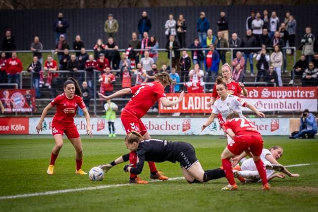 1 Women Bundesliga 1 FC Koeln vs FC Bayern Muenchen, 18 03 2023 Goalkeeper Manon Klett 1, 1 FC Koeln has the ball during the match 1 FC Koeln vs FC Bayern Muenchen on matchday 15 of the women soccer Bundesliga on 18 03 2023 at the Franz Kremer stadium in Koeln North Rhine Westphalia Left Manjou Wilde 7, 1 FC Koeln , DFL REGULATES PROHIBIT ANY USE OF PHOTOGRAPHS AS IMAGE SEQUENCES AND OR QUASI VIDEO Copyright: xBEAUTIFULxSPORTS AxelxKohringx