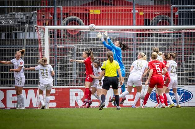 1 Women Bundesliga 1 FC Koeln vs FC Bayern Muenchen, 18 03 2023 Goalkeeper Maria Luisa Grohs FC Bayern Muenchen, 22 saves the corner kick of Koeln during the match 1 FC Koeln vs FC Bayern Muenchen on matchday 15 of the Women Soccer Bundesliga on 18 03 2023 at Franz Kremer Stadion in Koeln North Rhine Westphalia DFL REGULATES PROHIBIT ANY USE OF PHOTOGRAPHS AS IMAGE SEQUENCES AND OR QUASI VIDEO Copyright: xBEAUTIFULxSPORTS AxelxKohringx